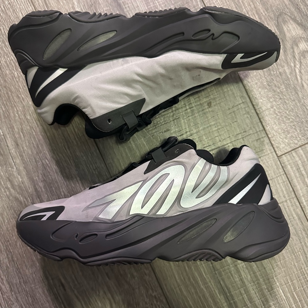 Yeezy boost 700 metallic silver